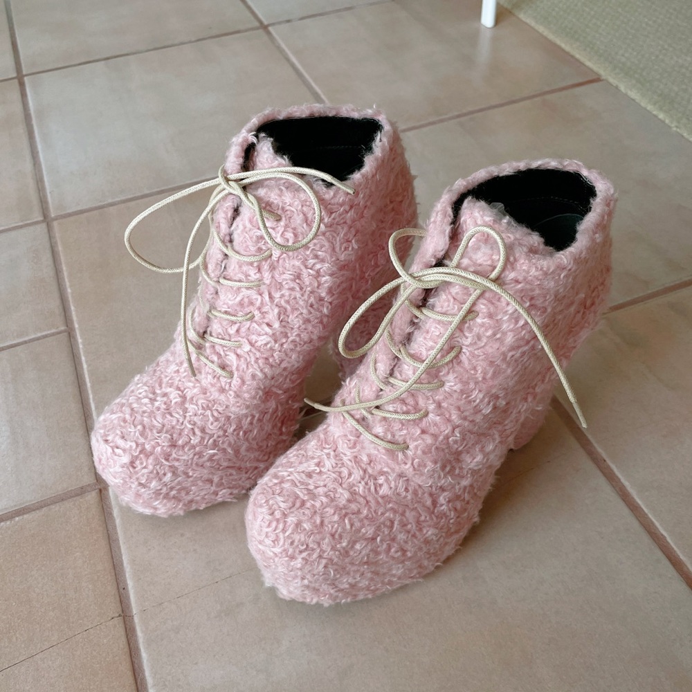 One Spo fluffy heels
